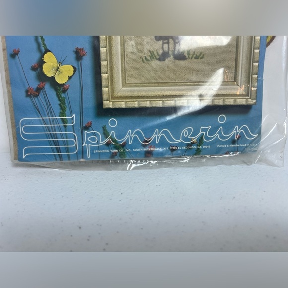 VTG Spinnerin Stitchery Crewel Kit Boys & Flowers ST880 New Old Stock 60’s 70’s - Picture 3 of 5